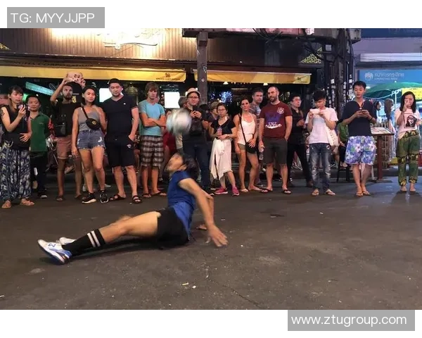 足球明星夜生活揭秘酒吧狂欢瞬间尽显风采与魅力