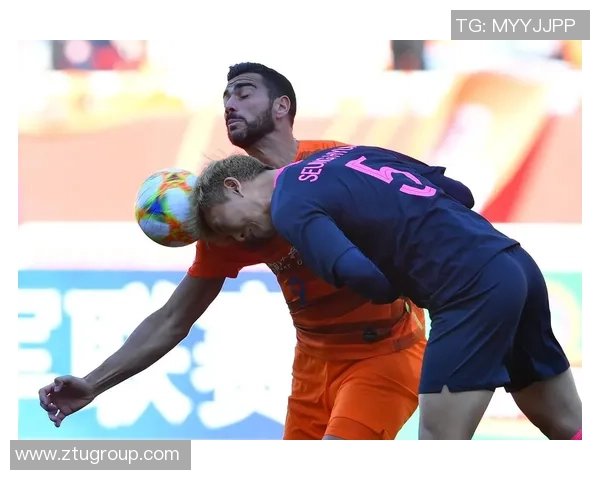 足球明星携手老年手机展现科技与传统的完美融合与温情瞬间