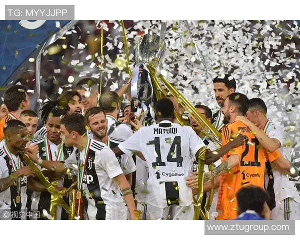 足球明星激情亲吻奖杯瞬间回顾让人热血沸腾的荣耀时刻