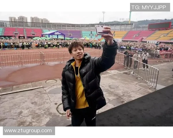 足球明星街头现身引发围观粉丝争相合影抢夺签名热潮不断